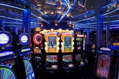 Diamond Empire slot game interface on rogtoto slot with reel layout and paytable
