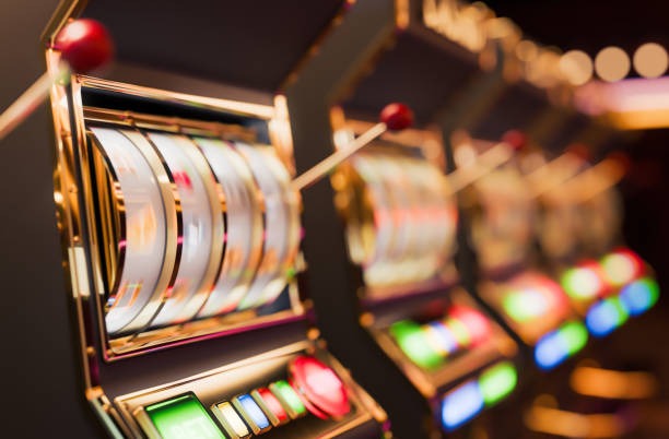 rogtoto slot live-dealer studio with professional dealers at Dragon Tiger and Sic Bo tables